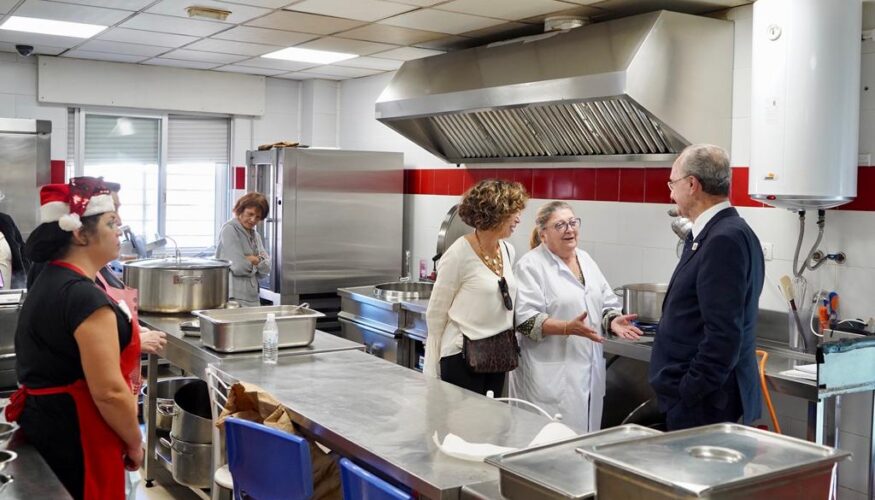 El alcalde de Málaga, Francisco de la Torre, ha visitado como cada año las instalaciones del Centro Municipal de Acogida con motivo de la Nochebuena