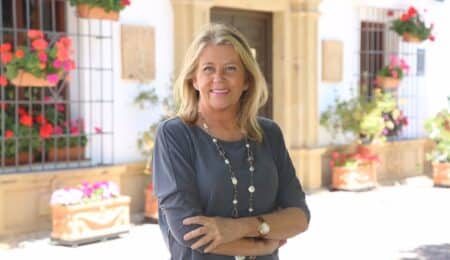 La alcaldesa de Marbella destaca la solidaridad ciudadana en el reparto de un millar de cenas de Nochebuena