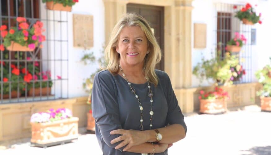 La alcaldesa de Marbella destaca la solidaridad ciudadana en el reparto de un millar de cenas de Nochebuena
