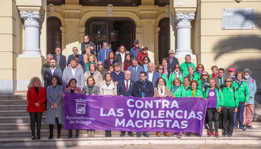 LA CORPORACIÓN MUNICIPAL DE MÁLAGA GUARDA UN MINUTO DE SILENCIO