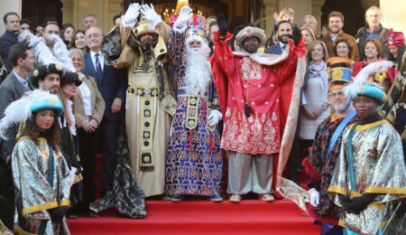 La Cabalgata de Reyes de la capital malagueña celebra su centenario con 16 carrozas y ocho pasacalles
