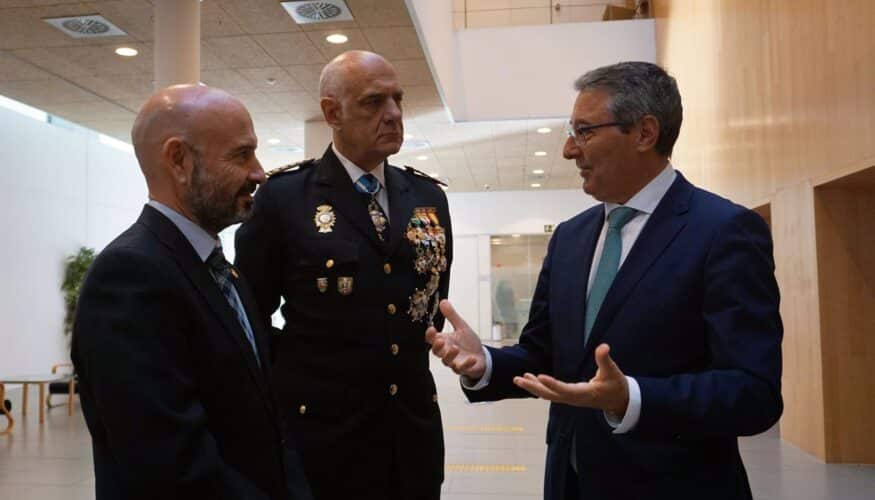 El presidente de la Diputación de Málaga destaca el compromiso de la Policía Nacional con la sociedad