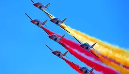 El cielo de Málaga, escenario de las acrobacias de la Patrulla Águila del Ejército