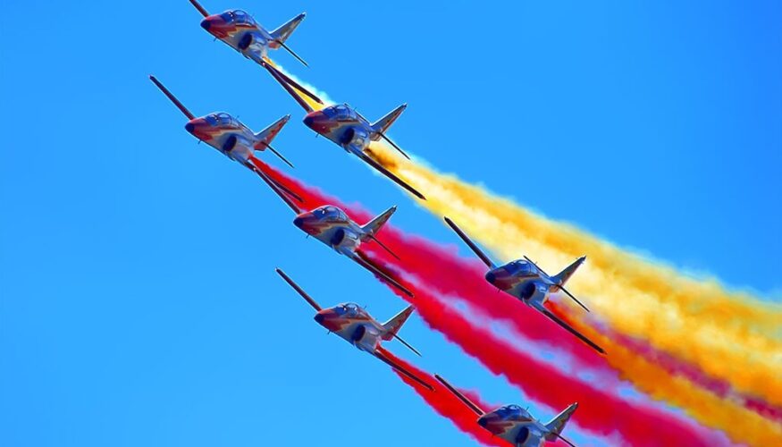 El cielo de Málaga, escenario de las acrobacias de la Patrulla Águila del Ejército