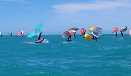 Campeonato de Andalucía de Wingfoil los favoritos toman distancia a falta de una jornada para el final en aguas de Chiclana