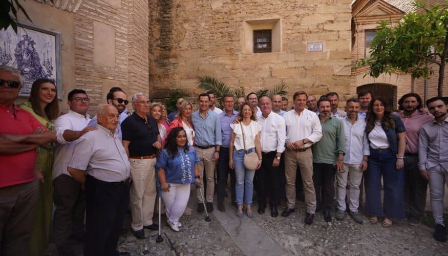 Moreno y Feijóo visitan Antequera, donde "empezó el gran cambio" político que "se ha producido en Andalucía"