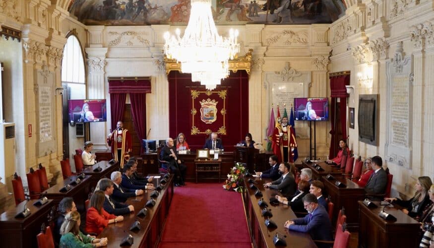 EL AYUNTAMIENTO ENTREGA HACE ENTREGA DE LA MEDALLA DE LA CIUDAD Y NOMBRA HIJO PREDILECTO A PEPE BORNOY