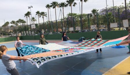 Vecinas del municipio elaboran un colorido toldo de ganchillo para las fiestas de San Isidro Labrador