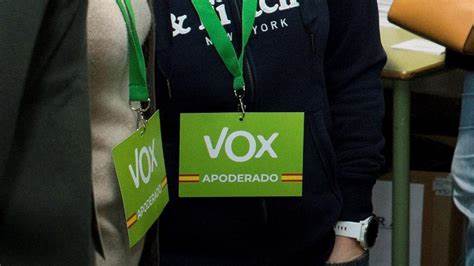 La Junta Electoral da la razón a Podemos y vetan la bandera de España en las tarjetas de apoderados de Vox