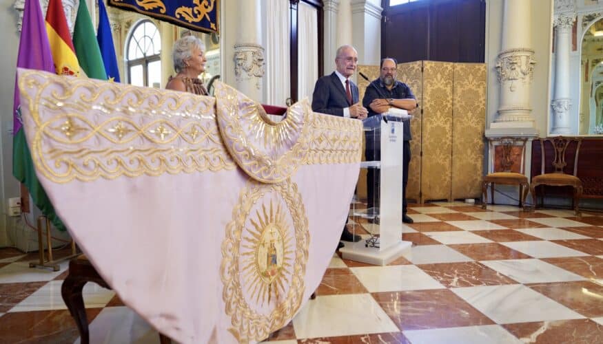 EL AYUNTAMIENTO DE MÁLAGA PRESENTA EL CAPOTE DE PASEO A LA MEJOR FAENA TAURINA DE LA FERIA DE 2022