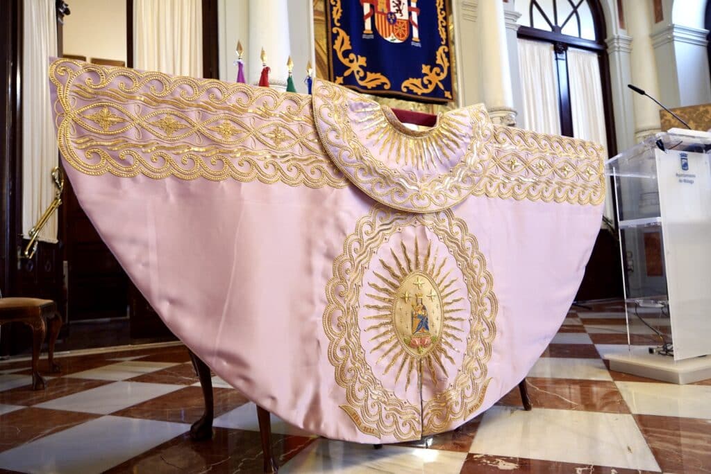 EL AYUNTAMIENTO DE MÁLAGA PRESENTA EL CAPOTE DE PASEO A LA MEJOR FAENA TAURINA DE LA FERIA DE 2022