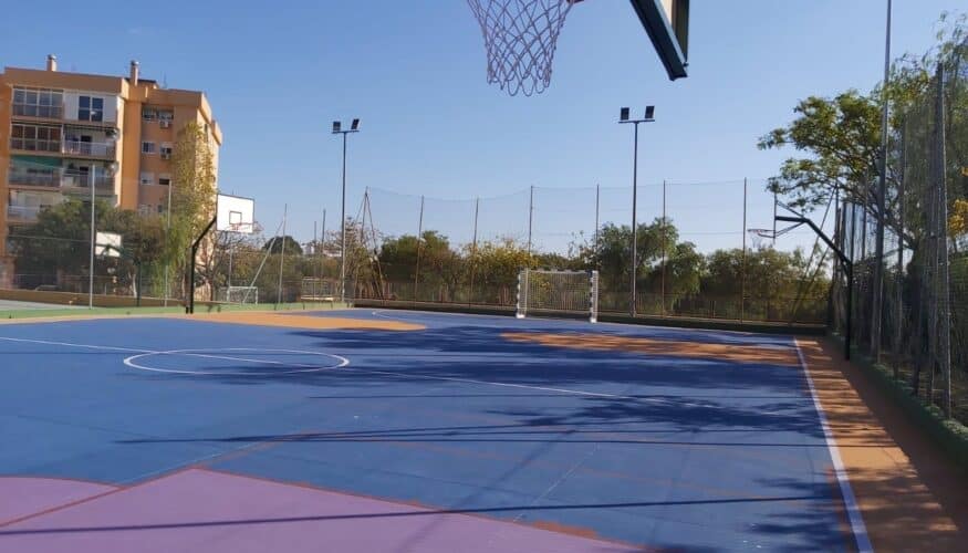 Torremolinos invierte más de 60.000 euros en la rehabilitación de dos pistas polideportivas en El Pinillo