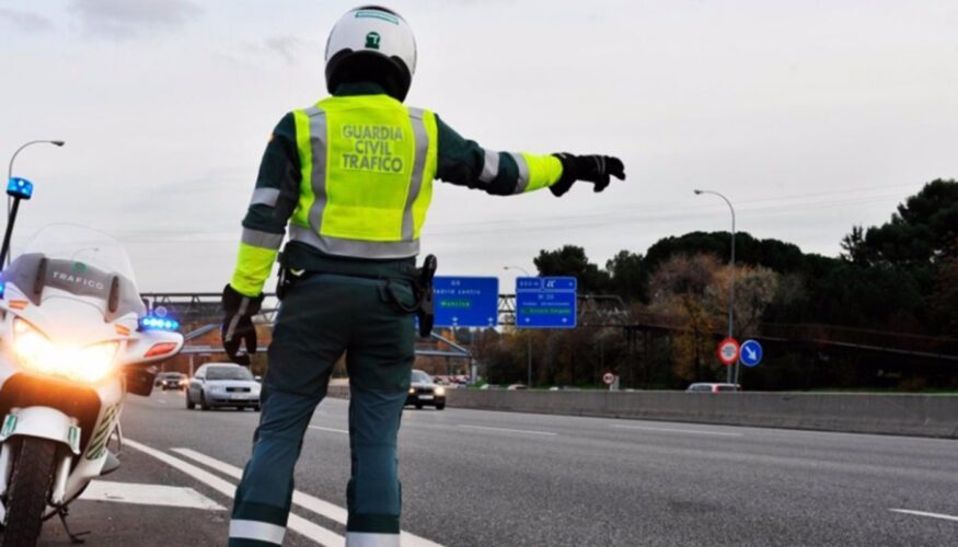 La Guardia Civil ha interceptado a un conductor ebrio que circuló cerca de 70 kilómetros en sentido contrario desde la provincia de Málaga