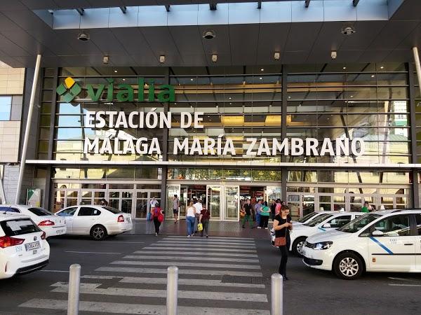 El 86.007, sexto quinto premio, reparte suerte desde el aeropuerto y la estación de tren de Málaga