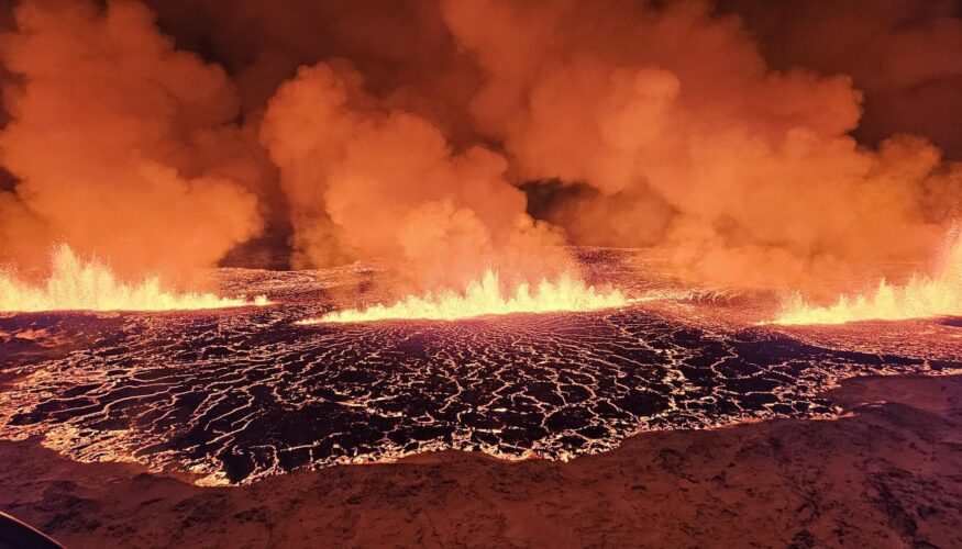 El volcán de Grindavik, en Islandia entra en erupción tras cientos de terremotos dejando al país en estado de emergencia