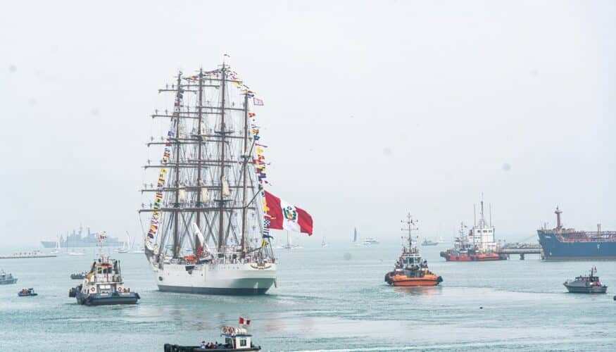 12.000 personas visitan el Buque Escuela de la Armada Peruana en su escala en Málaga