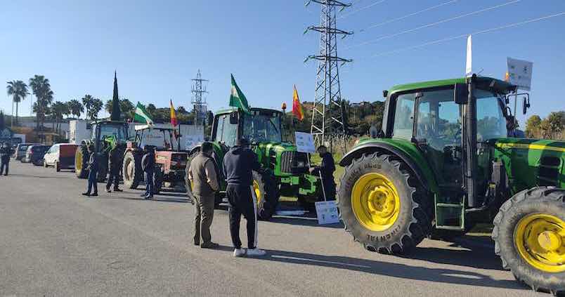 Protestas del campo provocan cortes en la A-92 a la altura de Villanueva del Trabuco y en A-357 en la localidad malagueña de Pizarra