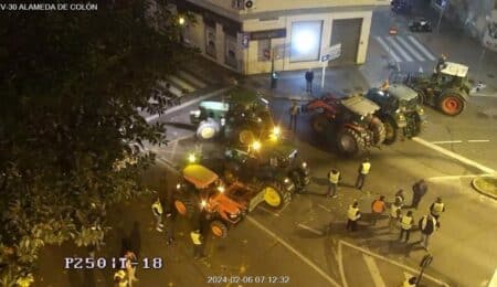 Las protestas de los agricultores provocan bloqueo de accesos al puerto de Málaga y afectaciones al tráfico