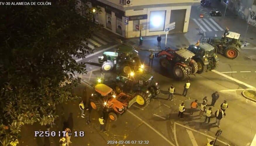 Las protestas de los agricultores provocan bloqueo de accesos al puerto de Málaga y afectaciones al tráfico