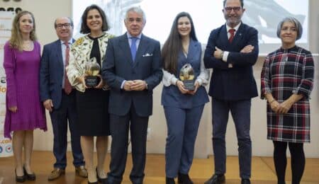 El Colegio de Médicos de Málaga reconoce a las médicas Mercedes Rivera y Celia Gordillo