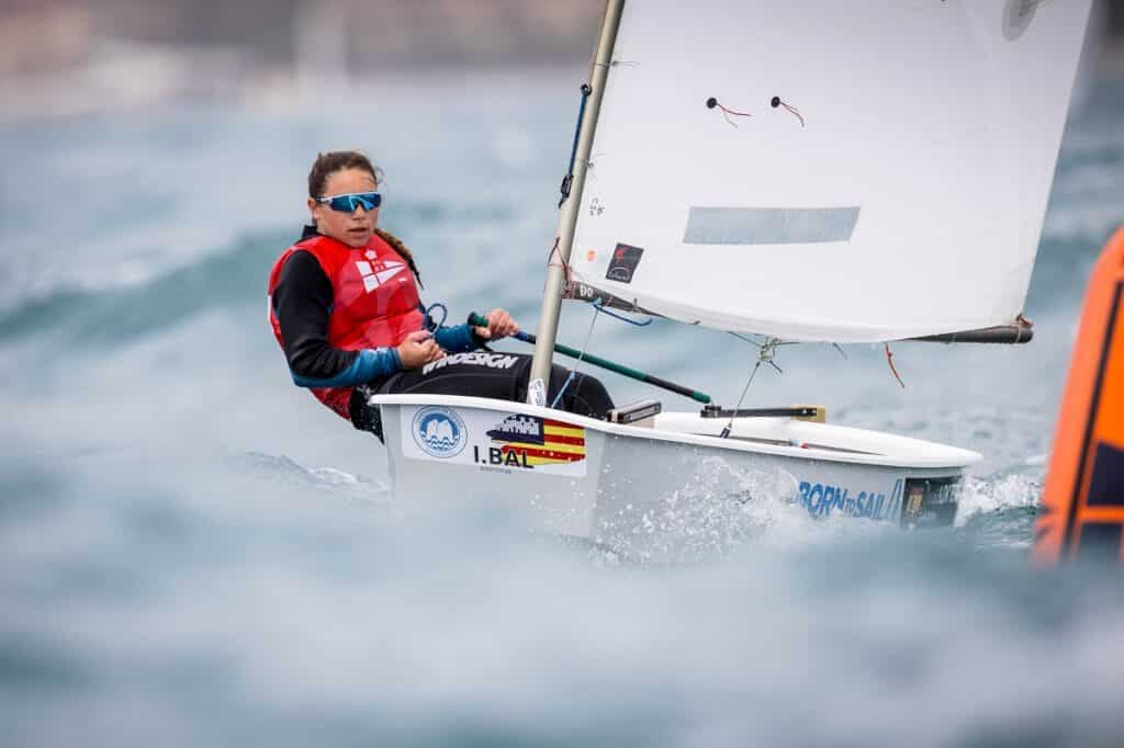 Mattos y Del Castillo empatan en cabeza del Campeonato de España de Optimist en un día de temporal