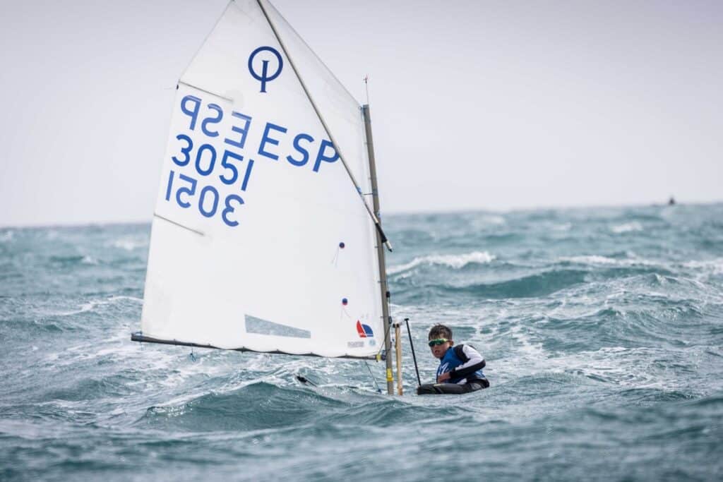 Mattos y Del Castillo empatan en cabeza del Campeonato de España de Optimist en un día de temporal