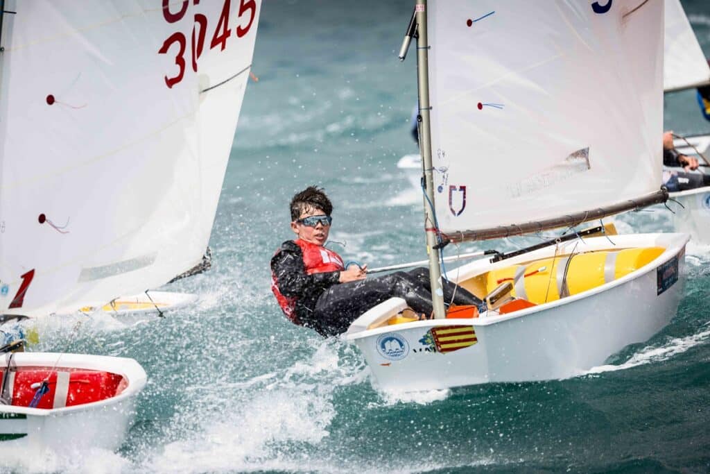 Mattos y Del Castillo empatan en cabeza del Campeonato de España de Optimist en un día de temporal