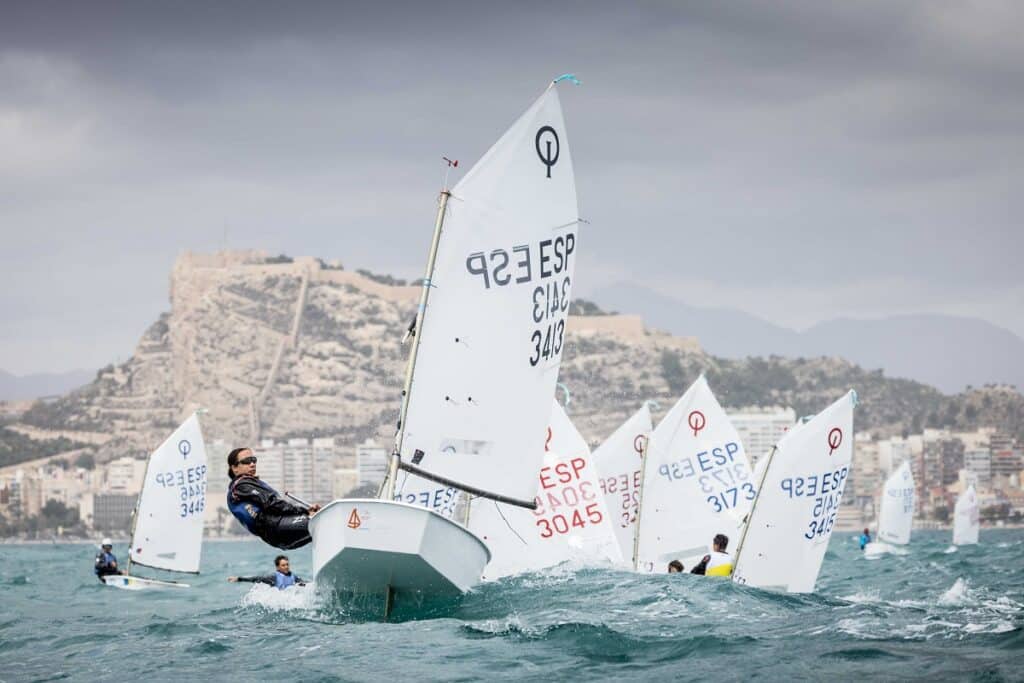 Mattos y Del Castillo empatan en cabeza del Campeonato de España de Optimist en un día de temporal