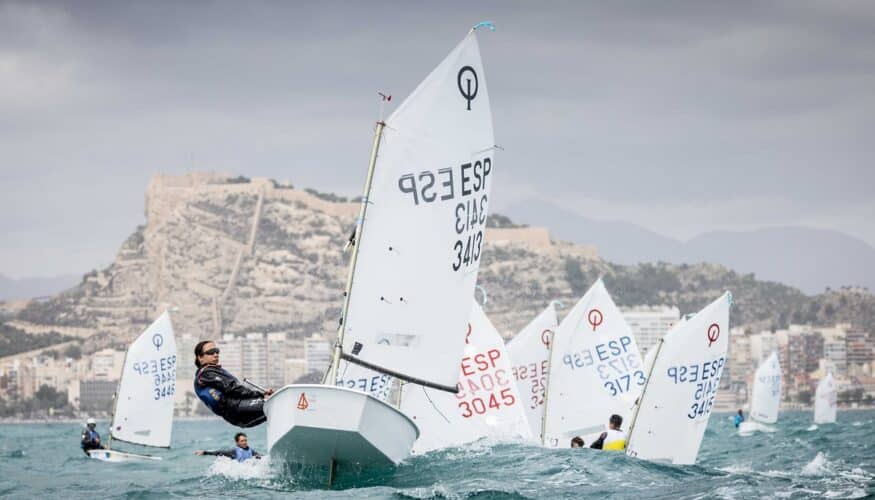 Mattos y Del Castillo empatan en cabeza del Campeonato de España de Optimist en un día de temporal