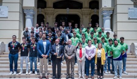 EL ALCALDE RECIBE A LOS CAMPEONES DE ANDALUCÍA DE BALONMANO EN LA CATEGORÍA CADETE Y A LOS SUBCAMPEONES NACIONALES DE BALONMANO EN JUVENILES