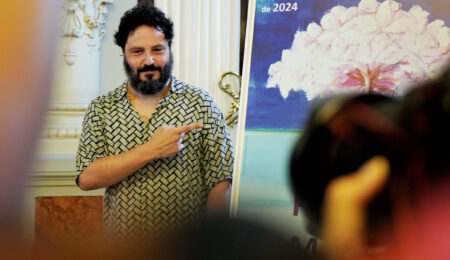 El Ayuntamiento recibe al cantautor malagueño El Kanka, pregonero de la Feria de Málaga 2024
