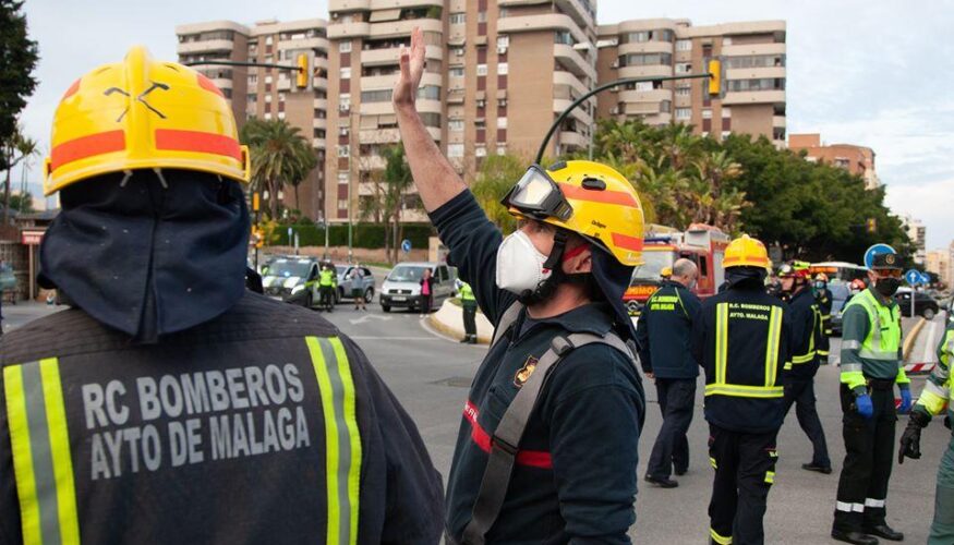 Grave incendio de una vivienda en Málaga en Cruz de Humilladero