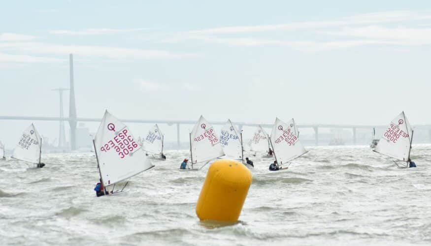 Primeros líderes tras una jornada muy exigente en la bahía gaditana donde se celebra el 9º Trofeo de la Hispanidad de Optimist