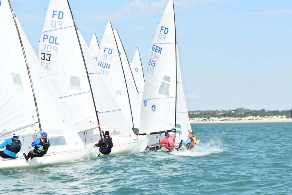 La bahía de Cádiz sacia las ganas de navegar en el ecuador del campeonato La bahía de Cádiz sacia las ganas de navegar en el ecuador del campeonato