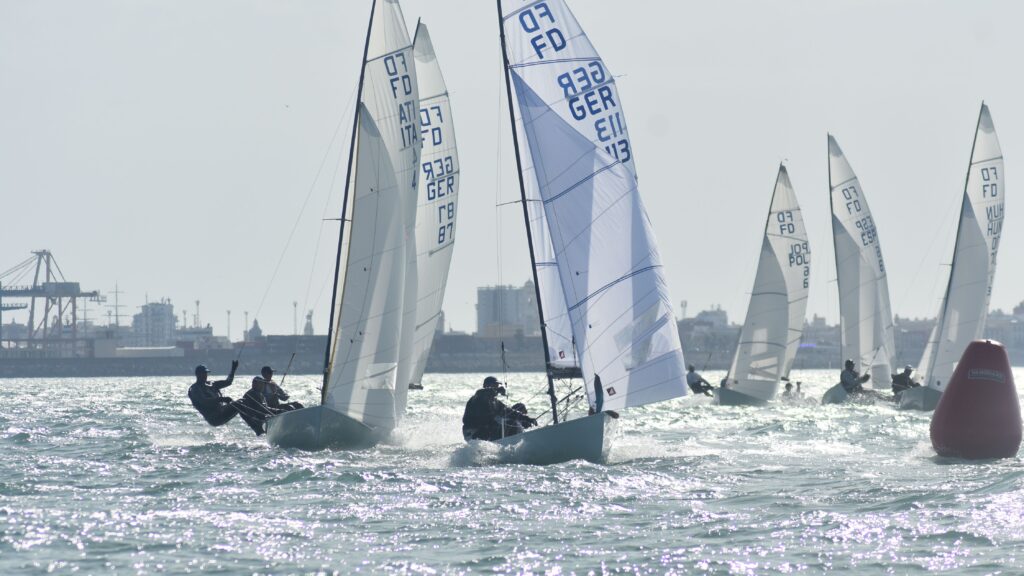 La bahía de Cádiz sacia las ganas de navegar en el ecuador del campeonato La bahía de Cádiz sacia las ganas de navegar en el ecuador del campeonato