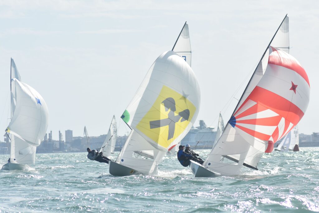 La bahía de Cádiz sacia las ganas de navegar en el ecuador del campeonato La bahía de Cádiz sacia las ganas de navegar en el ecuador del campeonato