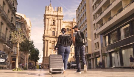 AEHCOS DENUNCIA QUE LOS MALAGUEÑOS PAGARÁN UN 4,8% MÁS POR SUS VACACIONES EN ANDALUCÍA SI SE APRUEBA LA ‘TASA’ TURÍSTICA