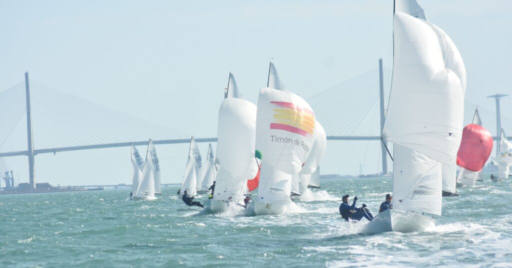 La bahía de Cádiz sacia las ganas de navegar en el ecuador del campeonato La bahía de Cádiz sacia las ganas de navegar en el ecuador del campeonato