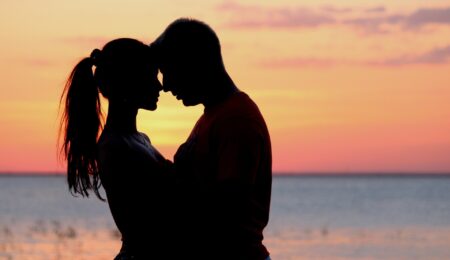 Un estudio desvela que el 2,9% de las parejas malagueñas están formadas por una persona de la provincia de Cádiz