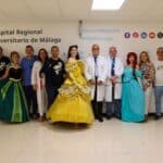 El Hospital Materno Infantil de Málaga se llena de magia con la visita del dibujante Ángel Idígoras