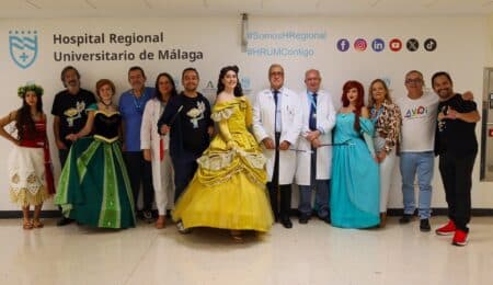 El Hospital Materno Infantil de Málaga se llena de magia con la visita del dibujante Ángel Idígoras