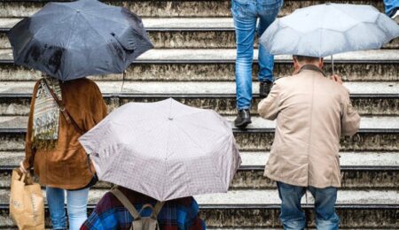 Vuelven las lluvias, tormentas y olas a media España