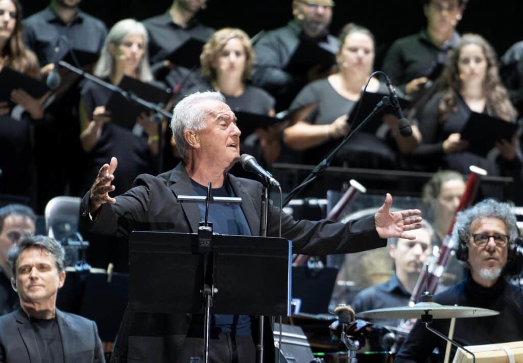 VÍCTOR MANUEL finaliza su Gira'24 en el Teatro Real de Madrid este 16 de Noviembre, con todo agotado, y anuncia 3 últimas fechas para 2025