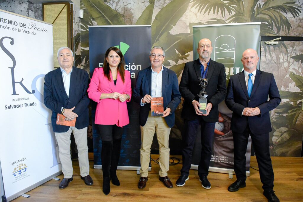 Imagen 2 Rincón de la Victoria entrega el XXXI Premio de Poesía In Memoriam Salvador Rueda al murciano Miguel Sánchez por el poemario `Veinte palabras para sentirse vivo´