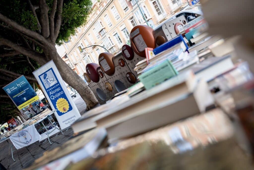 Los libros depositados en los puntos limpios tienen una segunda vida solidaria gracias al acuerdo entre el Ayuntamiento de Málaga y la Asociación Mercader y la Fundación Alonso Quijano