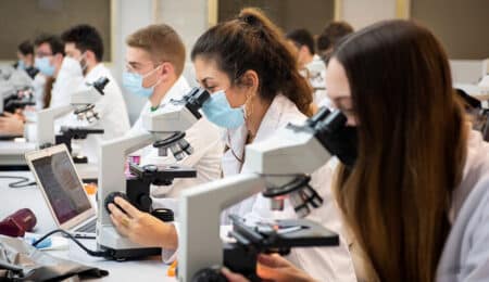 Un grupo de investigadores realiza pruebas microscópicas.