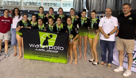El Club Waterpolo Málaga vuelve a estar de enhorabuena, y se muestra de lo más orgulloso por un título autonómico más, el de la Liga Andaluza cadete femenina. Un hito que vuelve a reforzar el proyecto de cantera del club, el del deporte femenino malagueño y el de una disciplina que se resiste a caer en el olvido. El título llegó con un último triunfo en el partido de vuelta de la eliminatoria final ante el Club Waterpolo Dos Hermanas (14-7), al que había vencido ya en la ida a domicilio (8-11). El club sevillano es referencia y pionero en el impulso al waterpolo femenino español, con lo que este entorchado malagueño tiene un enorme mérito. En el play-off final se demostró por parte de las malagueñas un juego sólido desde el primer minuto (4-1, 2-2, 3-0, 5-4). Las de Sara Fernández mostraron garra, calidad y un gran trabajo en equipo. Brilló Gabriela Paulini con cinco goles, junto a Nerea Fernández, Sara Carrasco y Julia Hernández, con dos tantos cada una. Mención especial al cuerpo técnico liderado por Sara Fernández, por una dirección muy ordenada y directa, así como una estrategia que logró una efectividad del 60% en jugadas de superioridad. La trayectoria del equipo cadete femenino del Waterpolo Málaga ha sido de lo más brillante durante toda la temporada, logrando seis victorias en seis partidos en una primera fase regular, firmando 84 goles y recibiendo solo 31. Mientras que en los play-off se alcanzaron cuatro triunfos y marcaron 44 tantos. Unos números de lo más contundentes y que animan a seguir trabajando y luchar por nuevos retos. Las vitrinas del club, con sus equipos femeninos al frente, también esperan ahora el título en la Liga Andaluza juvenil, ya que han ganado el partido de ida del play-off final (15-12) también ante el Dos Hermanas. La vuelta se jugará el próximo 1 de junio.