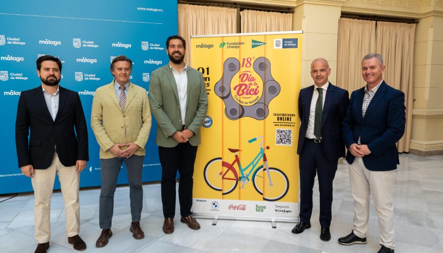 La XVIII edición del ‘Día de la Bici 2025’ se celebrará el domingo, 1 de junio. La prueba deportiva se divide en dos modalidades -que dependen del nivel de experiencia de los participantes- y dos distancias diferentes de 12 y 5,5 kilómetros. La salida tendrá lugar desde el Paseo del Parque a las 10:00 horas para la modalidad larga y a las 10:45 para la corta. El Ayuntamiento de Málaga, a través del Área de Deporte, organiza esta competición deportiva en la que colaboran Fundación Unicaja y El Corte Inglés. El concejal delegado de Deporte, Borja Vivas, junto al director de Actividades Sociales de la Fundación Unicaja, Gerardo Lerones, y el delegado regional de Comunicación de El Corte Inglés, Eduardo Barrero, ha presentado la prueba. En la prueba se espera que participen casi 6.000 ciclistas de todas las edades. La carrera de 12 kilómetros está dirigida a jóvenes y adultos, deportistas con mayor experiencia y aquellos que busquen un reto físico más exigente, mientras que la modalidad corta está ideada para familias, niños y corredores con menos experiencia. El itinerario de 12 kilómetros partirá desde el Paseo del Parque (Ayuntamiento) y seguirá hacia la Alameda Principal, avenida Andalucía (frente a El Corte Inglés), avenida de la Aurora, calle Conde de Guadalhorce, avenida José Ortega y Gasset, avenida María Zambrano, avenida del Doctor Manuel Domínguez, avenida Jorge Luis Borges, calle Cómpeta, avenida Obispo Ángel Herrera Oria, calle Hilera, calle Compositor Lehmberg Ruiz, calle Hilera, Puente de la Esperanza, calle Prim, calle Atarazanas, calle Puerta del mar, Alameda principal (sentido este) hasta el Paseo del Parque (a la altura del Ayuntamiento). Previamente, a las 9:00 horas, está prevista la concentración de los corredores. La segunda marcha está ideada para ciclistas principiantes, niños o familias y ofrecerá un recorrido más corto, con salida en el Campus de la Universidad de Málaga. El circuito será Bulevar Louis Pasteur (aparcamiento de la UMA Frente a la Facultad de Derecho), avenida Doctor Manuel Domínguez, avenida Jorge Luis Borges, calle Cómpeta, avenida Obispo Ángel Herrera Oria, calle Hilera, calle Compositor Lehmberg Ruiz, calle Hilera, Puente de la Esperanza, calle Prim, calle Atarazanas, calle Puerta del mar, Alameda principal (sentido este) y Paseo del Parque (a la altura del Ayuntamiento). La salida está prevista para las 10:45 horas, con una concentración previa a las 10:15 horas. La actividad tiene como objetivos principales fomentar la actividad física y los hábitos saludables, promover el uso de la bicicleta como medio de transporte sostenible, incentivar la convivencia y la integración social, y sensibilizar sobre el respeto al entorno urbano. La duración aproximada será de unos 90 minutos y para participar es necesario inscribirse en la web www.dorsalchip.es