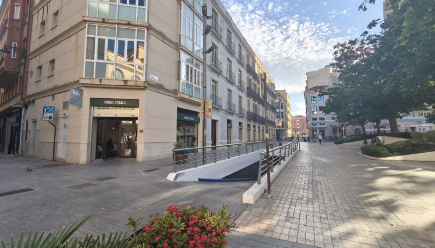 Fachada Ribes y Casals en Málaga