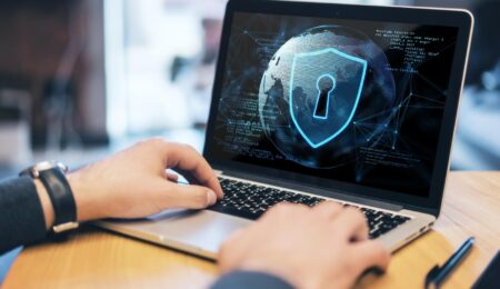 La empresa catalana líder en hosting y alojamientos web cdmon advierte de las nuevas necesidades en materia de ciberseguridad. El director digital de la compañía, David Blanch, afirma que “los ciberdelincuentes y sus ataques han evolucionado. Ya no necesitan forzar contraseñas y entornos web; ahora lo que hacen es automatizar todos los procesos y mucha más gente que no esté protegida en términos digitales ahora es más vulnerable”. El nuevo foco de ataque “puede ser cualquiera” La ciberseguridad, del mismo modo que los modos de ataque, han evolucionado. Lo que antes era una entrada a la memoria local de un dispositivo, ahora se ha trasladado al entorno en línea. El director digital de cdmon, David Blanch, recalca la importancia de este cambio de foco: “No sólo las grandes corporaciones están afectadas. Cualquiera puede ser objetivo de ataques en internet: tiendas virtuales, blogs personales, páginas web de pequeños comercios o tiendas locales… Lo peor de todo no es sólo el hecho de que cualquiera sea vulnerable, sino que muchas veces, el ataque es tan sutil que ni se nota. Y cuando nos queremos dar cuenta de que nos han infectado, ya es demasiado tarde”. Los riesgos invisibles de la ciberseguridad en páginas web en 2025 Este año 2025 está marcado en el calendario como un nuevo punto de inflexión en materia de ciberseguridad. Lo que antes eran ataques que robaban información o suplantaban identidad a través de la extracción de informaciones a los usuarios, ahora se ha convertido en un entorno de ataques mucho más sofisticados. Algunos de los ataques de nueva remesa que se están detectando en entornos web se centran en intentos de entrada a paneles de acceso al control de páginas, ataques —sin intervención humana— aprovechan agujeros de seguridad en plataformas como WordPress o Joomla o directamente, suplantación de direcciones web para redirigir el tráfico en internet a sitios web que aparentan ser auténticos. Las buenas prácticas de cdmon para tener una web protegida Más allá de las nuevas formas de ataque, o del uso de IA, hay una serie de recomendaciones que desde cdmon se dan a conocer, tanto para un público más especializado, como principiante. En ambos casos, para personas que tienen visibilidad en internet y que no quieran ver sus proyectos y datos personales comprometidos. La elección de un proveedor de hosting con protecciones avanzadas de serie —y sin que supongan un coste adicional para el usuario— es clave. En el caso de cdmon los planes incluyen protecciones anti-DDoS (ataques que prueban muchas combinaciones para adivinar contraseñas de acceso), firewall, aislamiento de cuentas y alertas tempranas de detección de problemas. De acuerdo con el director digital de cdmon, David Blanch, “la clave de un buen servicio de hosting ya no es el precio, sino las opciones que se ofrecen en materia de seguridad”. Desde la empresa también se recalca la importancia de que todos los usuarios mantengan actualizadas sus páginas web, habiliten verificaciones en dos pasos —cuando se requiere una intervención con el teléfono móvil u otro dispositivo para iniciar sesión en un sitio—, se utilicen certificados SSL y que se lleve un monitoreo constante de toda la actividad del sitio.